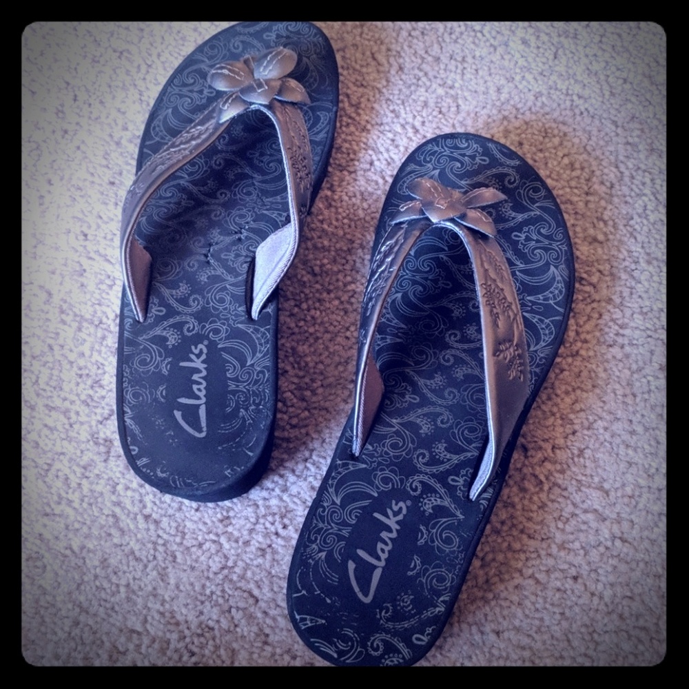 Clark's flip flops sz 8 flower